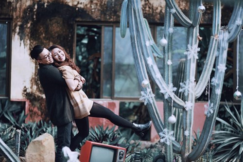 Bộ ảnh cưới độc - lạ bên cây Noel "bản xương rồng" cặp đôi Hà Thành ảnh 3