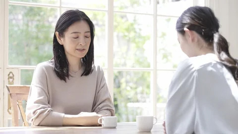 Khi trò chuyện với mẹ chồng tương lai, bạn không nên đặt ra những câu hỏi về quá trình bà ấy nuôi dạy con cái. (Ảnh: ITN). Khi trò chuyện với mẹ chồng tương lai, bạn không nên đặt ra những câu hỏi về quá trình bà ấy nuôi dạy con cái. (Ảnh: ITN).