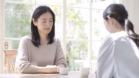 Khi trò chuyện với mẹ chồng tương lai, bạn không nên đặt ra những câu hỏi về quá trình bà ấy nuôi dạy con cái. (Ảnh: ITN).