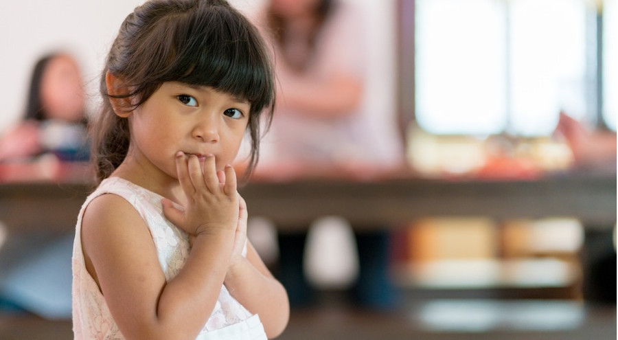 Trẻ hướng nội có xu hướng ít bạn bè. (Ảnh: ITN). Trẻ hướng nội có xu hướng ít bạn bè. (Ảnh: ITN).