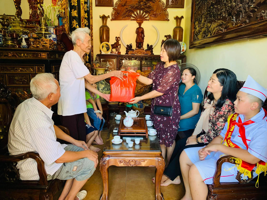 Đại diện 3 nhà trường tặng quà cho gia đình chính sách, người có công với cách mạng trên địa bàn xã Đông La nhân dịp Ngày Thương binh liệt sĩ 27/7. Đại diện 3 nhà trường tặng quà cho gia đình chính sách, người có công với cách mạng trên địa bàn xã Đông La nhân dịp Ngày Thương binh liệt sĩ 27/7.