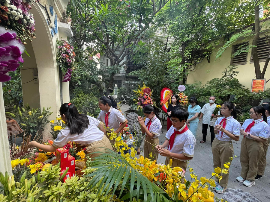 Thầy trò Trường THCS Thái Thịnh cùng nhau thành kính thắp nén tâm hương tưởng nhớ anh linh các anh hùng liệt sĩ. Thầy trò Trường THCS Thái Thịnh cùng nhau thành kính thắp nén tâm hương tưởng nhớ anh linh các anh hùng liệt sĩ.