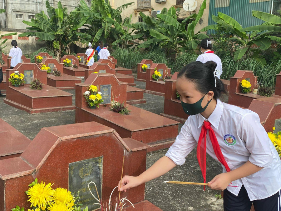 Từng phần mộ liệt sĩ đều được các em học sinh thắp hương, dâng hoa tươi. Từng phần mộ liệt sĩ đều được các em học sinh thắp hương, dâng hoa tươi.