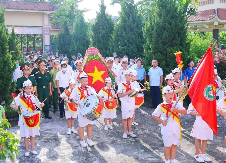 Hoạt động tri ân các anh hùng liệt sĩ nhằm giáo dục cho học sinh về truyền thống "Uống nước nhớ nguồn". 