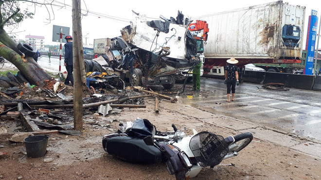 Hiện trường vụ tai nạn. Ảnh:Nguyễn Dương. Nhung nguoi thoat chet ke luc