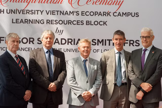 Ngài Hiệu trưởng Trường Đại học London (thứ hai bên trái sang)