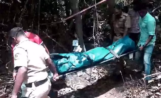  Thi thể nạn nhân được đưa ra khỏi hiện trường. 