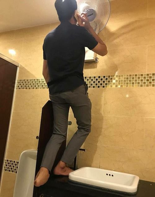 Vợ ơi, đợi tí anh đang trên đường về. Thế nhé gió to quá anh không nghe rõ..