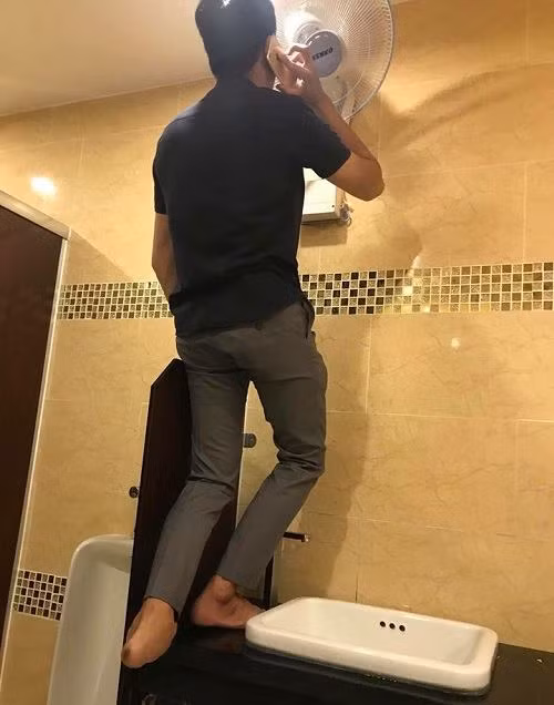 Vợ ơi, đợi tí anh đang trên đường về. Thế nhé gió to quá anh không nghe rõ..