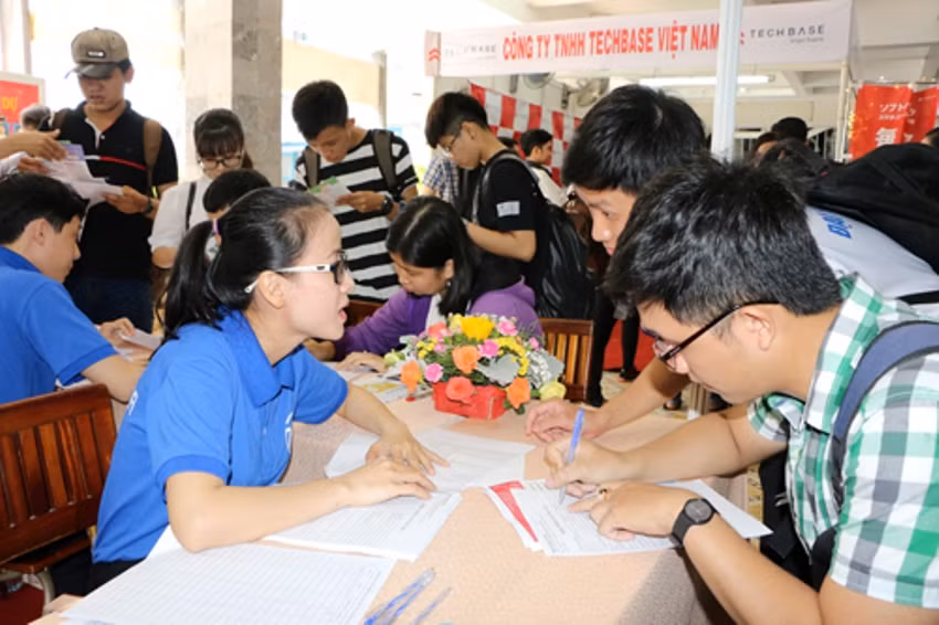Hội chợ việc làm “hút” sinh viên