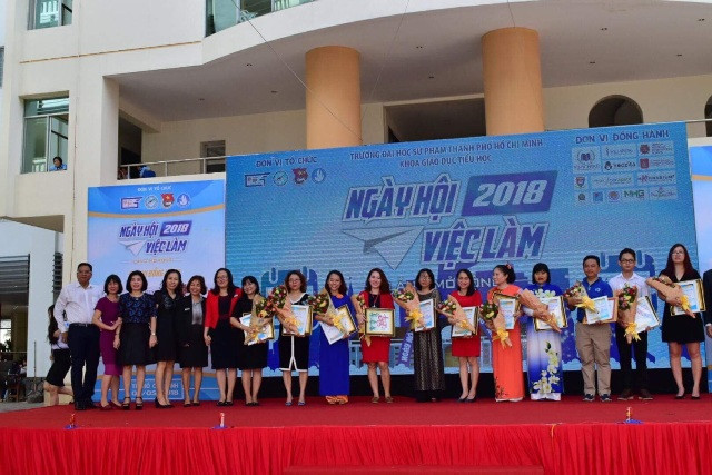 Ban tổ chức chụp ảnh lưu niệm với các đơn vị tham dự ngày Hội việc làm năm 2018 Ban tổ chức chụp ảnh lưu niệm với các đơn vị tham dự ngày Hội việc làm năm 2018