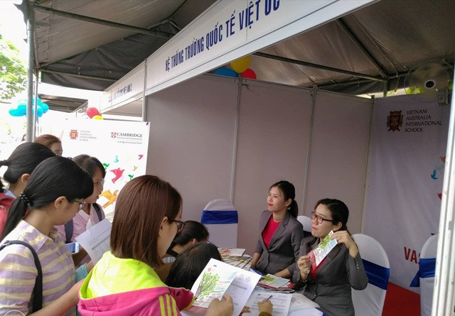 Rất đông các sinh viên được tư vấn và đăng ký tuyển dụng ngay tại các gian hàng Rất đông các sinh viên được tư vấn và đăng ký tuyển dụng ngay tại các gian hàng