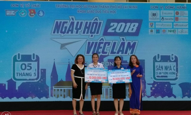 Đại diện các đơn vị trường học trao biểu trưng tài trợ học bổng cho các SV của khoa GDTH Đại diện các đơn vị trường học trao biểu trưng tài trợ học bổng cho các SV của khoa GDTH