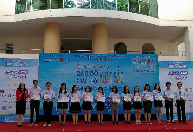 Đại diện Lãnh đạo Nhà trường và Phòng GD&ĐT Quận 3 TPHCM trao học bổng cho các bạn SV xuất sắc của khoa GDTH Đại diện Lãnh đạo Nhà trường và Phòng GD&ĐT Quận 3 TPHCM trao học bổng cho các bạn SV xuất sắc của khoa GDTH