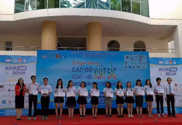 Đại diện Lãnh đạo Nhà trường và Phòng GD&ĐT Quận 3 TPHCM trao học bổng cho các bạn SV xuất sắc của khoa GDTH