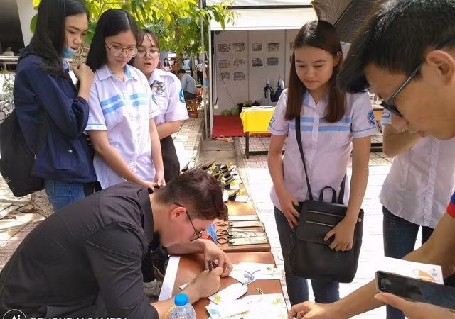 Gian hàng đồ lưu niệm của SV thu hút đông các bạn đến ủng hộ