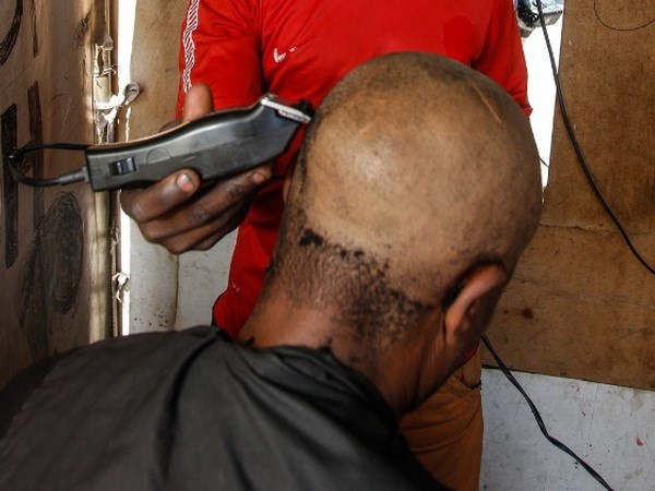 Cảnh báo nguy cơ nhiễm virus viêm gan B và HIV qua cắt tóc ảnh 1 Cảnh báo nguy cơ nhiễm virus viêm gan B và HIV qua cắt tóc ảnh 1