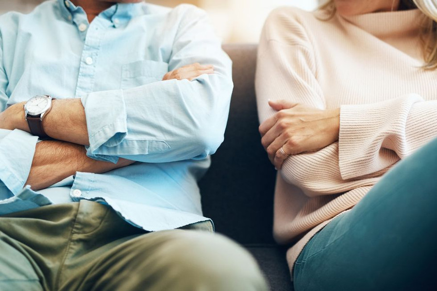 Tiền bạc là một trong những yếu tố gây căng thẳng lớn nhất trong hôn nhân. (Ảnh: ITN).