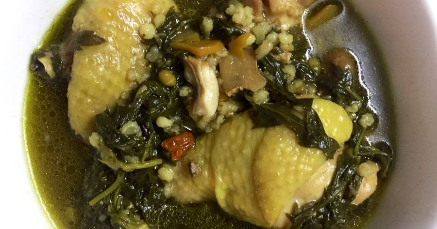 Vị đắng của ngải cứu kết hợp với vị ngọt của thịt gà tạo ra món ăn có hương vị vô cùng hấp dẫn.