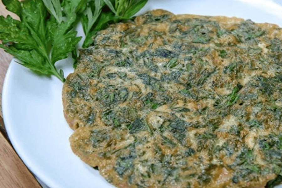 Trứng rán ngải cứu, món ăn dễ làm và rất ngon miệng.