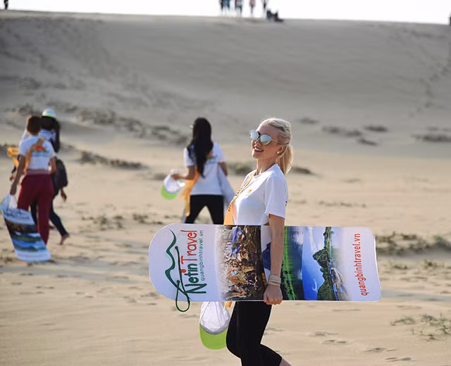 Thí sinh Miss Grand International 2017 hào hứng với trò chơi trượt cát tại đồi cát Quang Phú tỉnh Quảng Bình