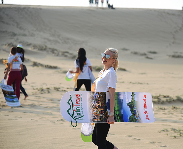 Thí sinh Miss Grand International 2017 hào hứng với trò chơi trượt cát tại đồi cát Quang Phú tỉnh Quảng Bình