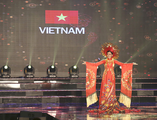 Huyền My với trang phục áo dài truyền thống trong đêm thi “Trang phục dân tộc” tại Quảng Bình.