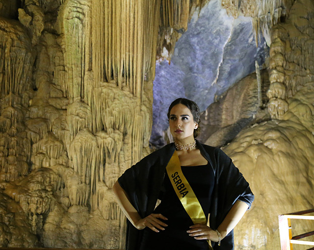 Chụp ảnh với những vẻ đẹp không tưởng của thạch nhũ tại Động Thiên Đường