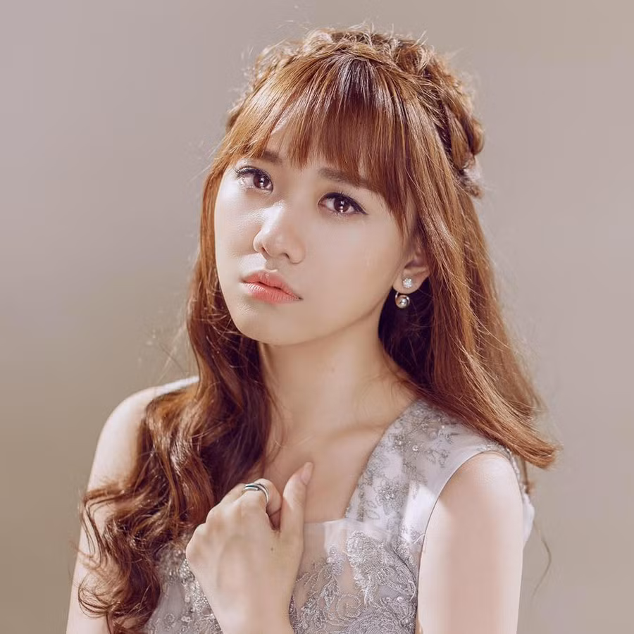 Thời điểm Hari Won được đông đảo khán giả biết đến và yêu thích là khi cô tham gia game show thực tế "Cuộc đua kỳ thú 2013".