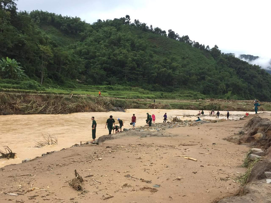 Lực lượng chức năng và người dân địa phương được huy động để tìm kiếm thi thể hai cán bộ, chiến sỹ biên phòng bị mưa lũ cuốn trôi.