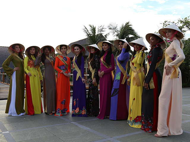 Thí sinh Miss Grand International 2017 trình diễn áo dài truyền thống