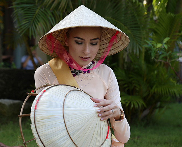 Thí sinh Miss Grand International 2017 trổ tài chít nón lá Quảng Bình