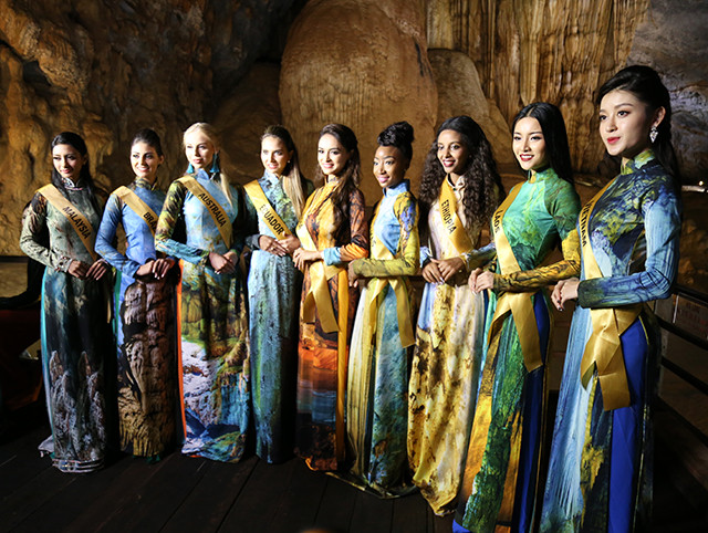 Thí sinh trình diễn áo dài có hình ảnh Động Thiên Đường