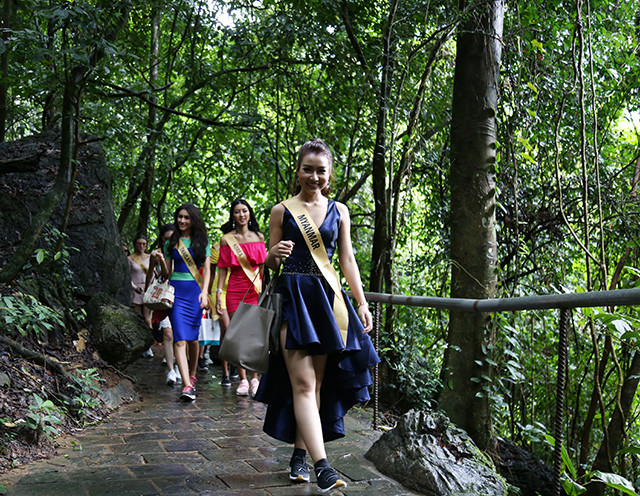 Các thí sinh Miss Grand International 2017 phải leo hơn 500 bậc đá để lên tham quan Động Thiên Đường.