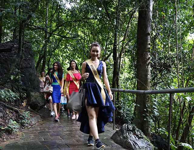 Các thí sinh Miss Grand International 2017 phải leo hơn 500 bậc đá để lên tham quan Động Thiên Đường.