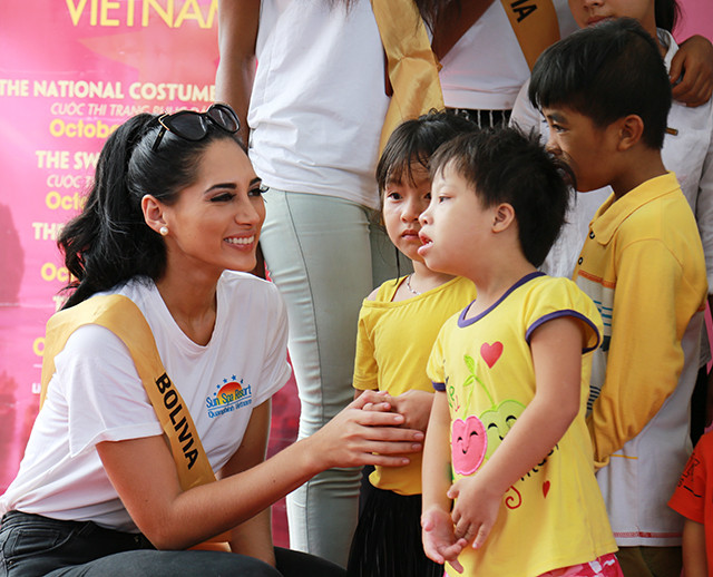Thí sinh Miss Grand International 2017 thăm và chia sẻ với trẻ em khuyết tật trường Khuyết tật Quảng Xuân