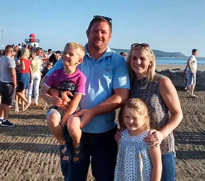 Chụp ảnh với vật thể kỳ lạ trên biển, vài ngày sau gia đình tá hỏa phát hiện sự thật rụng rời - Ảnh 6.