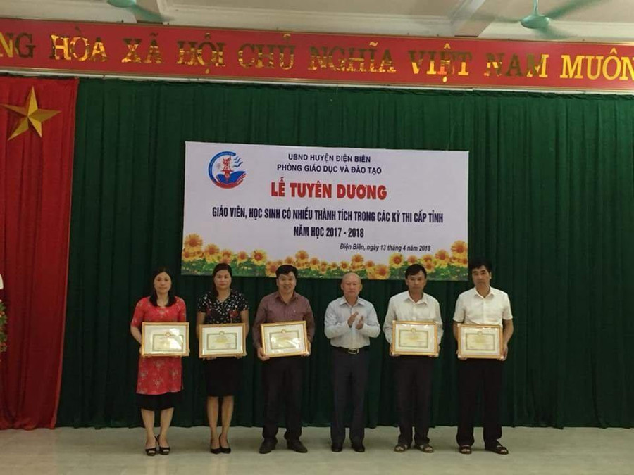 Cô Lê Thị Luyến (thứ 2 bên trái) cùng đồng nghiệp được vinh danh vì có nhiều đóng góp trong bồi dưỡng học sinh giỏi Cô Lê Thị Luyến (thứ 2 bên trái) cùng đồng nghiệp được vinh danh vì có nhiều đóng góp trong bồi dưỡng học sinh giỏi