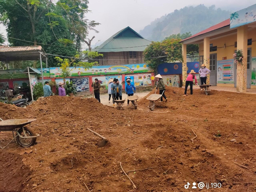 Huy động sức dân "dựng lớp, xây trường". Huy động sức dân "dựng lớp, xây trường".