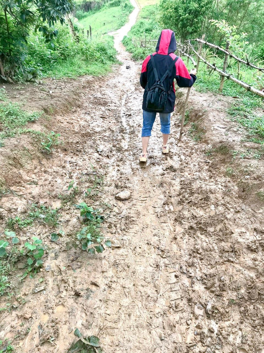 Đường đến các điểm bản lẻ của giáo viên Trường Mầm non số 2 xã Mường Pồn. Đường đến các điểm bản lẻ của giáo viên Trường Mầm non số 2 xã Mường Pồn.