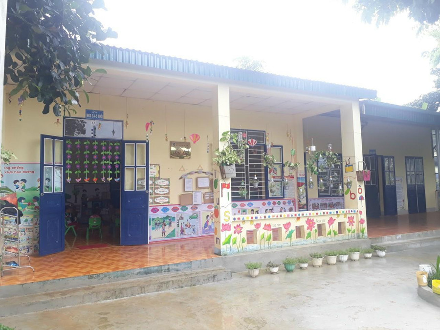 Khuôn viên khang trang, sạch đẹp được xây nên từ "bàn tay, khối óc" của những cô giáo "chân yếu, tay mềm" và sức vóc của đồng bào vùng cao nơi biên giới Mường Pồn. Khuôn viên khang trang, sạch đẹp được xây nên từ "bàn tay, khối óc" của những cô giáo "chân yếu, tay mềm" và sức vóc của đồng bào vùng cao nơi biên giới Mường Pồn.