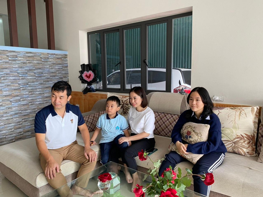 Hồng Dương (áo đen) cùng gia đình quây quần xem ti vi