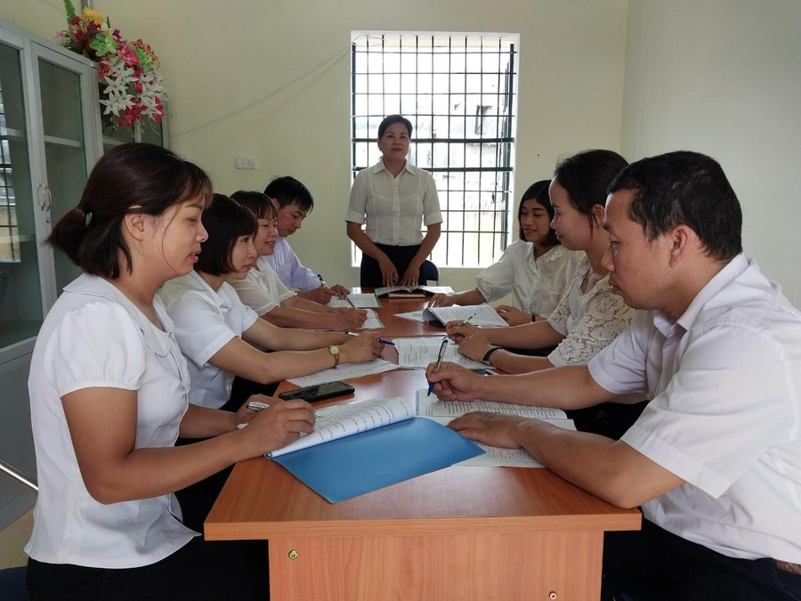 Cô Lê Thị Luyến (đứng giữa) trong một buổi sinh hoạt chuyên môn cùng đồng nghiệp trong trường. Cô Lê Thị Luyến (đứng giữa) trong một buổi sinh hoạt chuyên môn cùng đồng nghiệp trong trường.