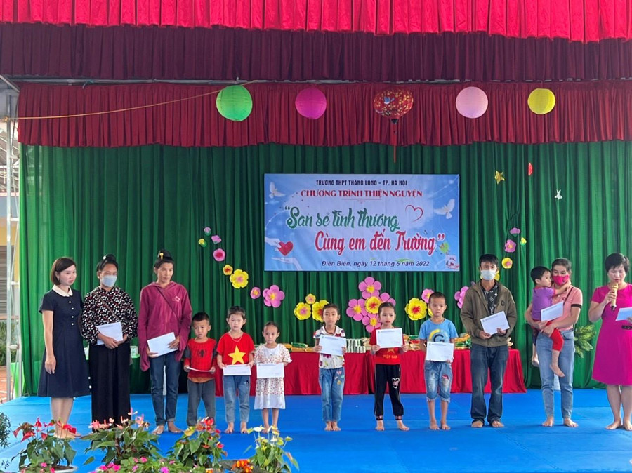 Hình ảnh Trường THPT Thăng Long – TP Hà Nội tặng quà cho các cháu hộ nghèo, cận nghèo (Ảnh do Nhà trường cung cấp) Hình ảnh Trường THPT Thăng Long – TP Hà Nội tặng quà cho các cháu hộ nghèo, cận nghèo (Ảnh do Nhà trường cung cấp)
