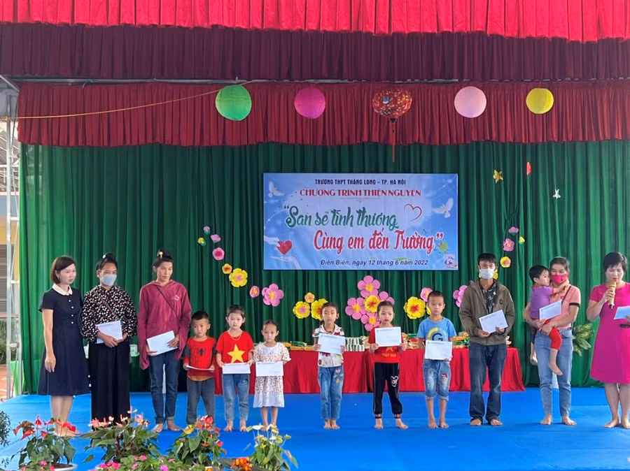 Hình ảnh Trường THPT Thăng Long – TP Hà Nội tặng quà cho các cháu hộ nghèo, cận nghèo (Ảnh do Nhà trường cung cấp)