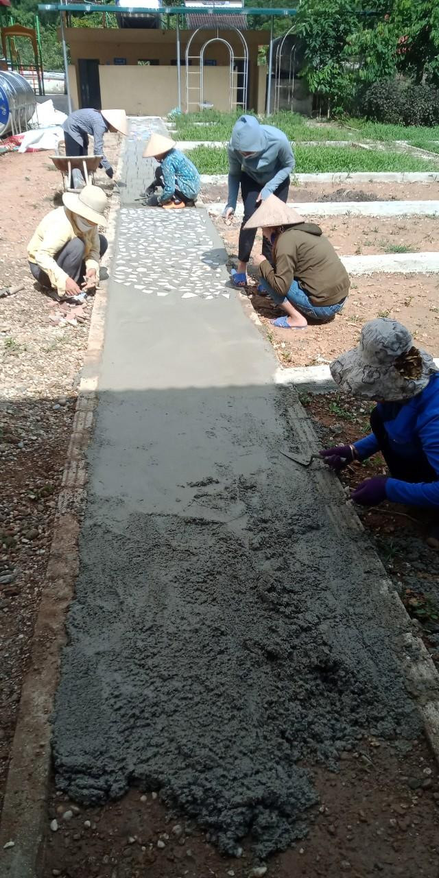 Cô giáo Mầm non cùng phụ huynh "gác bút", "gác liềm" cầm dao xây tôn tạo cảnh quan. Cô giáo Mầm non cùng phụ huynh "gác bút", "gác liềm" cầm dao xây tôn tạo cảnh quan.