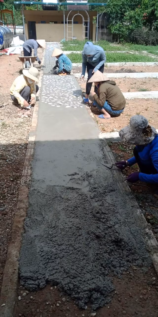 Cô giáo Mầm non cùng phụ huynh "gác bút", "gác liềm" cầm dao xây tôn tạo cảnh quan.