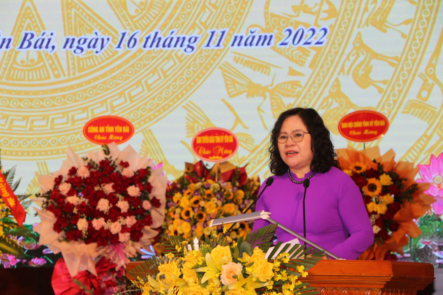 Thứ trưởng Ngô Thị Minh phát biểu chúc mừng các thế hệ nhà giáo tại lễ kỷ niệm