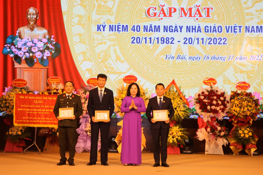 Thứ trưởng Ngô Thị Minh trao “Kỷ niệm chương Vì sự nghiệp giáo dục” cho các cá nhân có thành tích xuất sắc