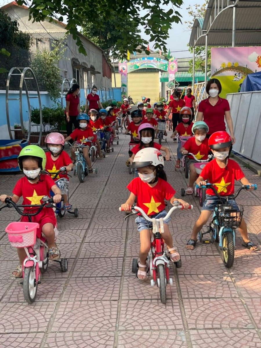 Các bé trải nghiệm tham gia giao thông (Ảnh nhà trường cung cấp).